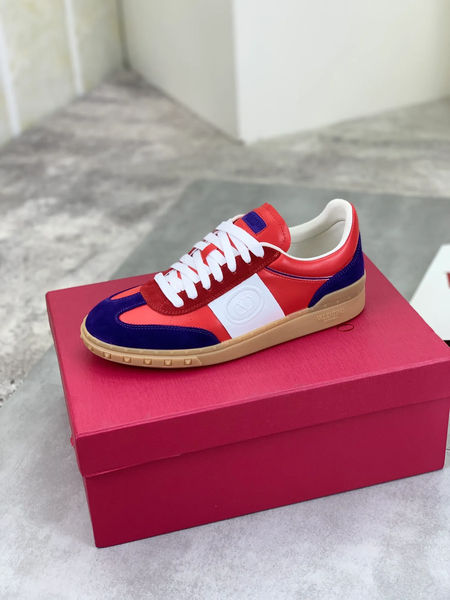 Men's Men's Shoes P520 New Couple Style Valentino Valentino 2025/UPVILLAGE Couple Casual Sports Shoes Moral Training Shoes 🆚Professional high-end, perfect replica, first-class quality, all made of original 1:1 materials, exclusive mold opening! 🎁Full set of high-end packaging at the counter ✔️Fabric: high mercerized cowhide ✔️Outsole: TPU material outsole ✔️Size: female 35-40 male 39-45 (female 41 male 38.46) 🆚All details are customized at 1:1 mold, striving for perfection!
